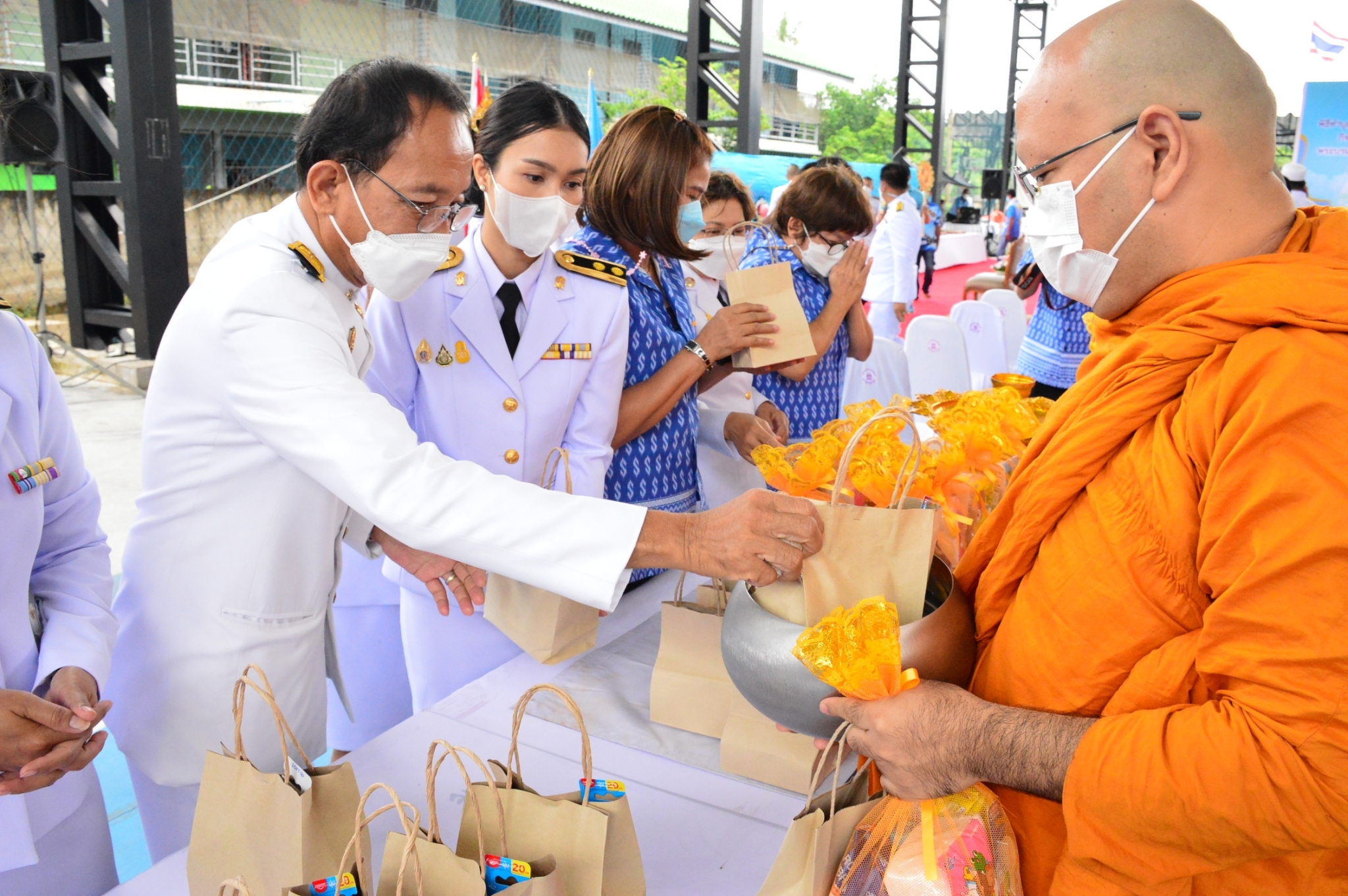 LINE ALBUM พิธีทำบุญตักบาตร พระบรมราชชนนีพันปีห 3