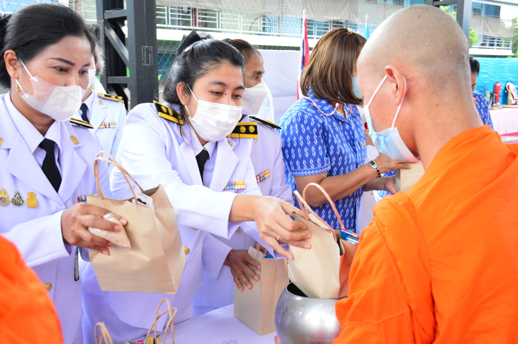 LINE ALBUM พิธีทำบุญตักบาตร พระบรมราชชนนีพันปีห 7