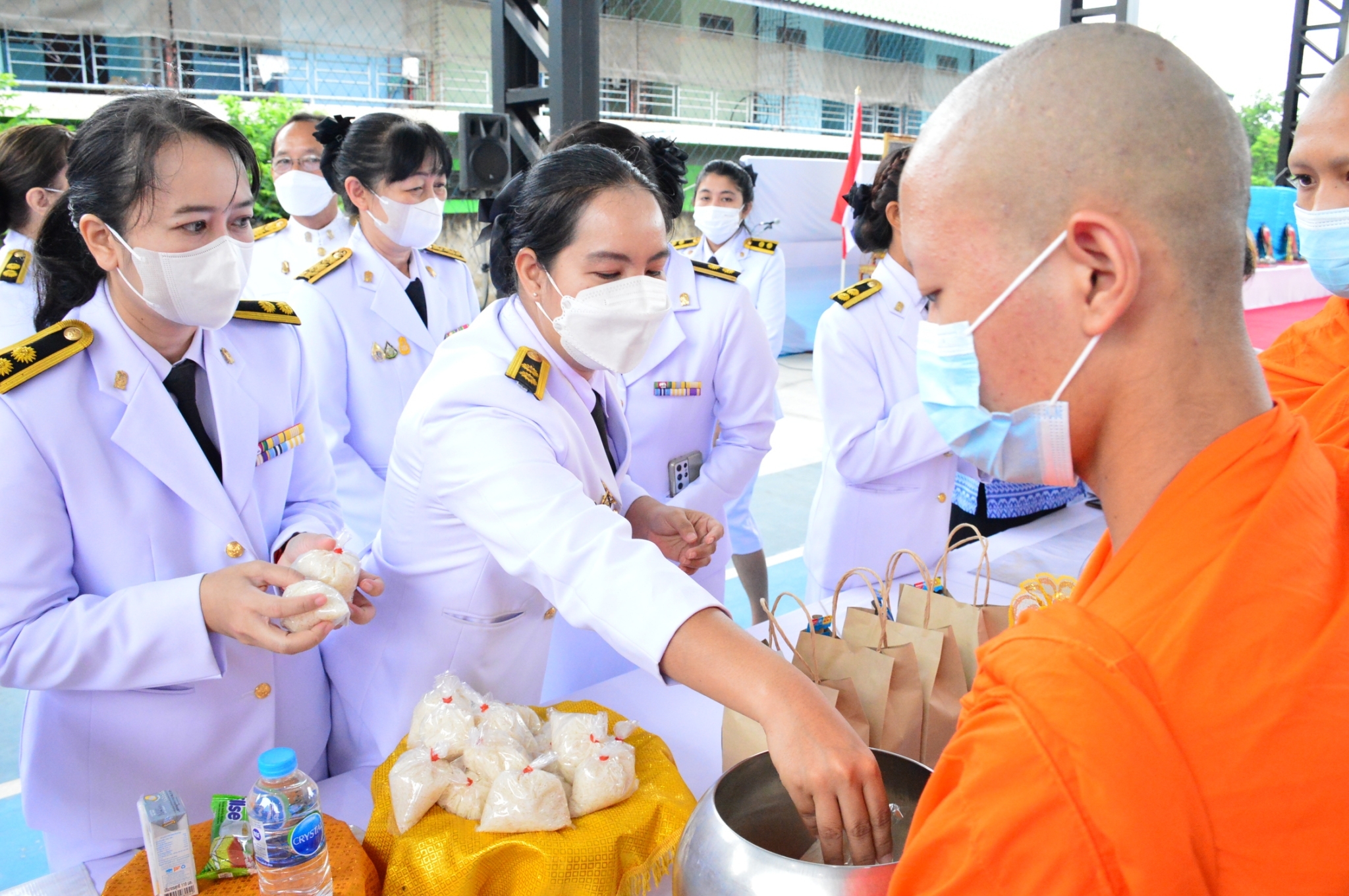 LINE ALBUM พิธีทำบุญตักบาตร พระบรมราชชนนีพันปีห 9